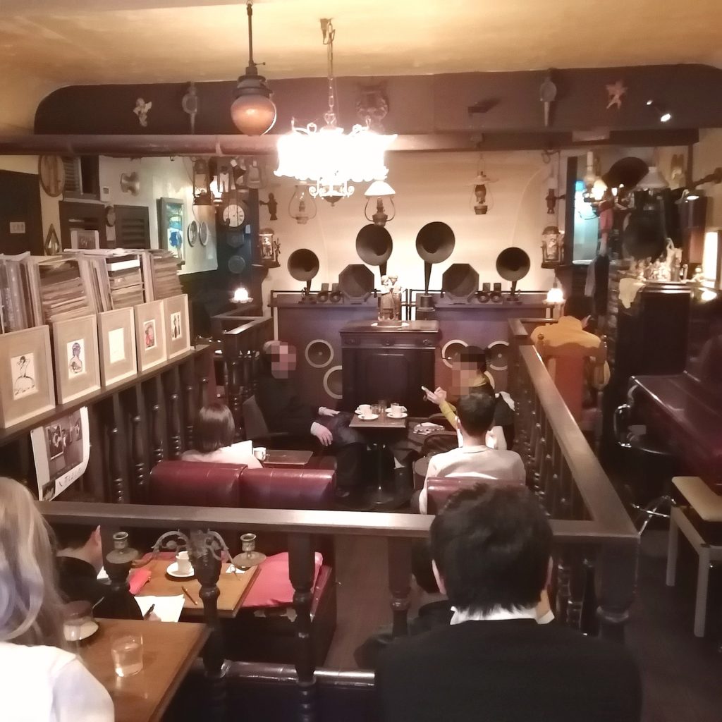 阿佐ヶ谷の名曲喫茶「ヴィオロン」店内