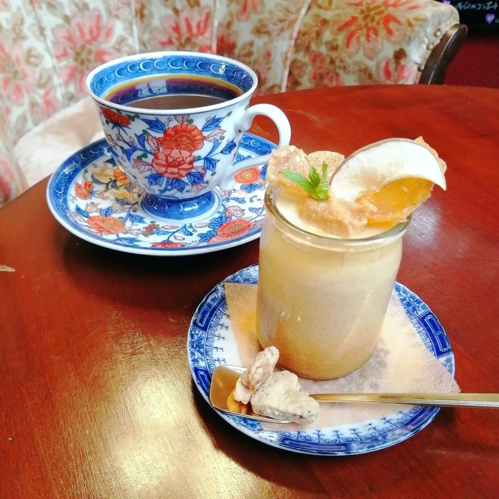 高円寺カフェ「こころみ」ブレンドコーヒーと塩キャラメルプリン