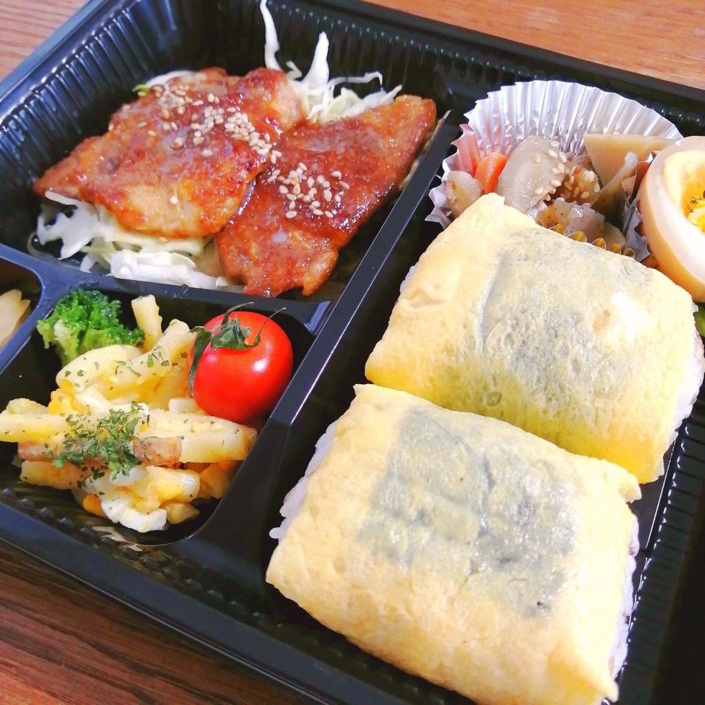 高円寺テイクアウトお弁当「テゲテゲ」玉子おにぎりと豚のしょうが焼き弁当・アップ