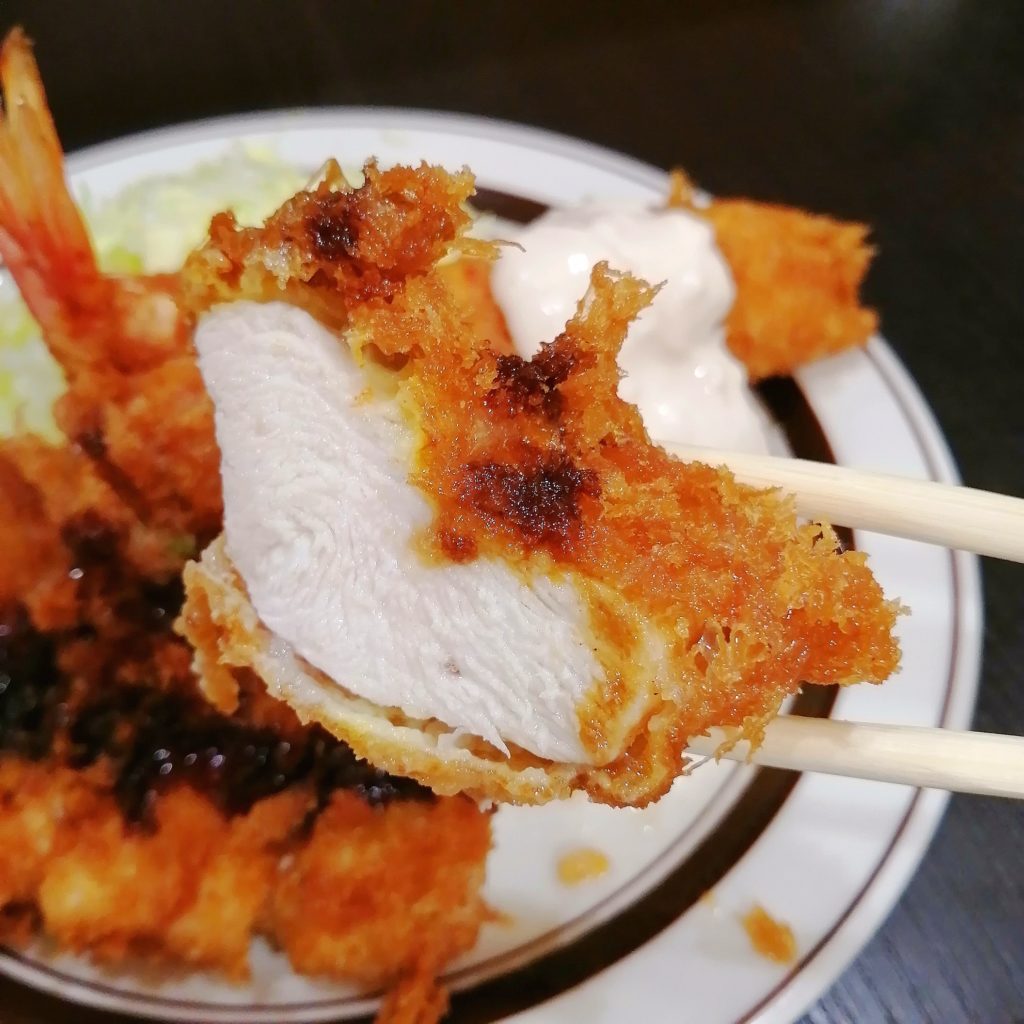 高円寺洋食「キッチン南海」チキンカツとエビフライ定食・チキンカツ実食