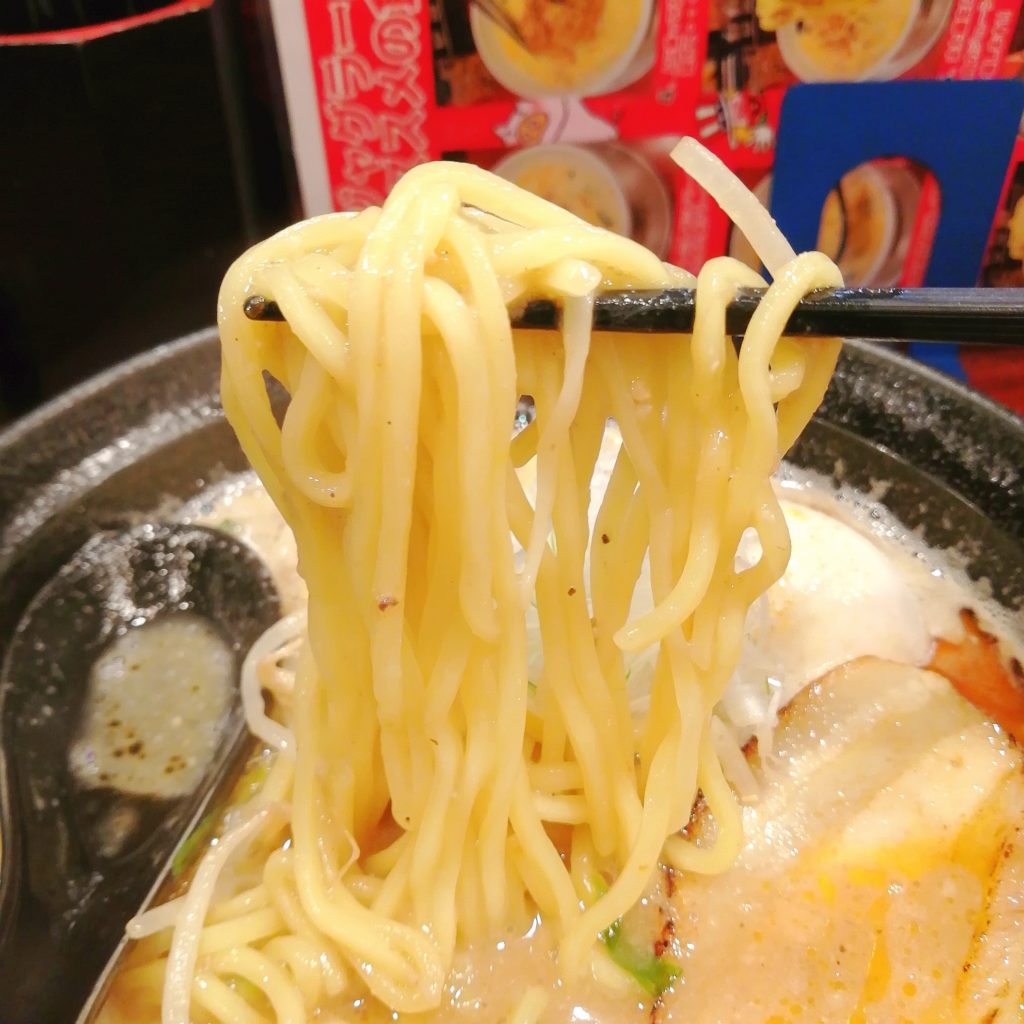 新高円寺ラーメン「じゃぐら」味玉豚骨みそラーメン・麺