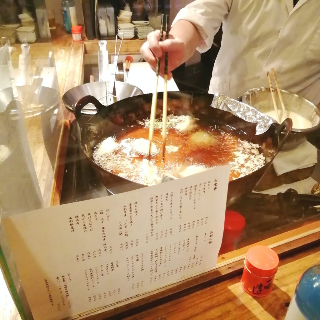 高円寺テイクアウト「椿」天ぷらを揚げている所