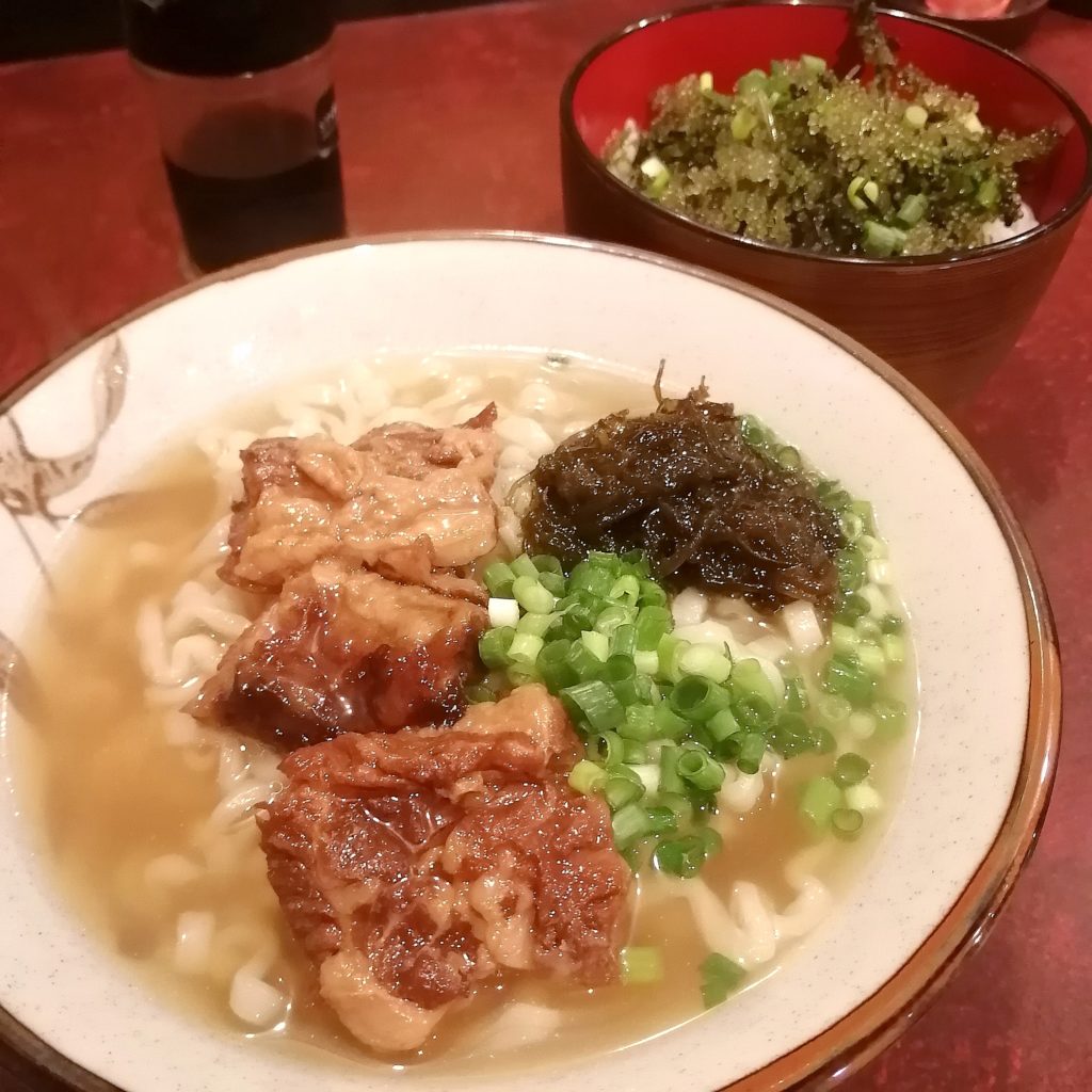 新高円寺沖縄料理「うーまくー」ソーキそばとミニ海ぶどう丼のセット