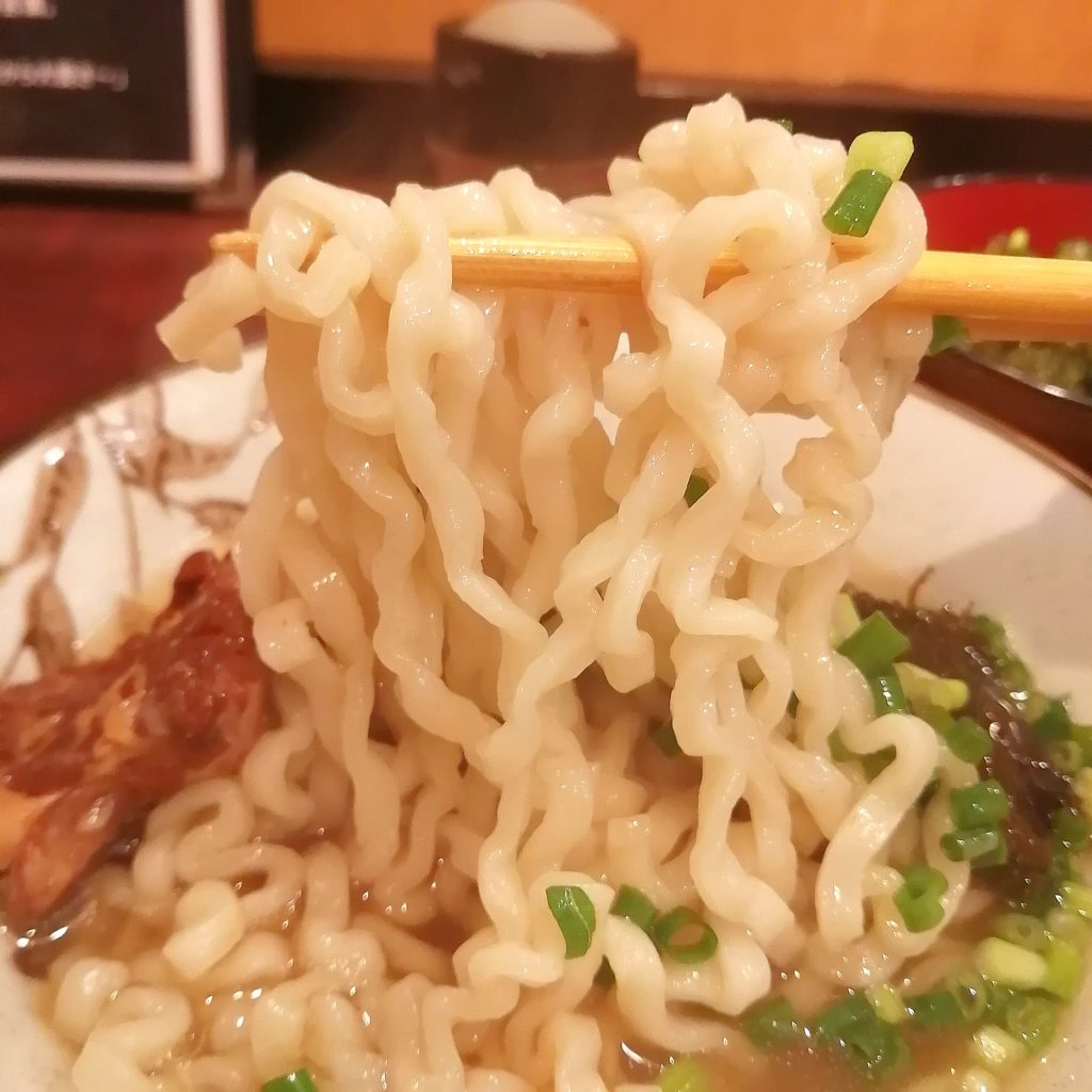 新高円寺沖縄料理「うーまくー」ソーキそば・麺