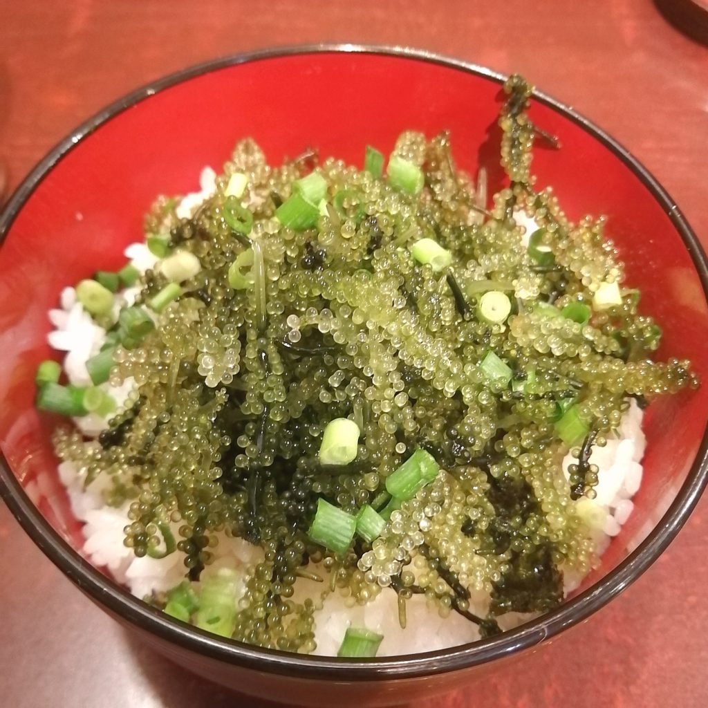新高円寺沖縄料理「うーまくー」ミニ海ぶどう丼のセット