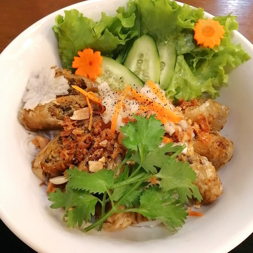 高円寺ベトナム料理「マイヒエン」揚げ春巻きのせビーフン麺