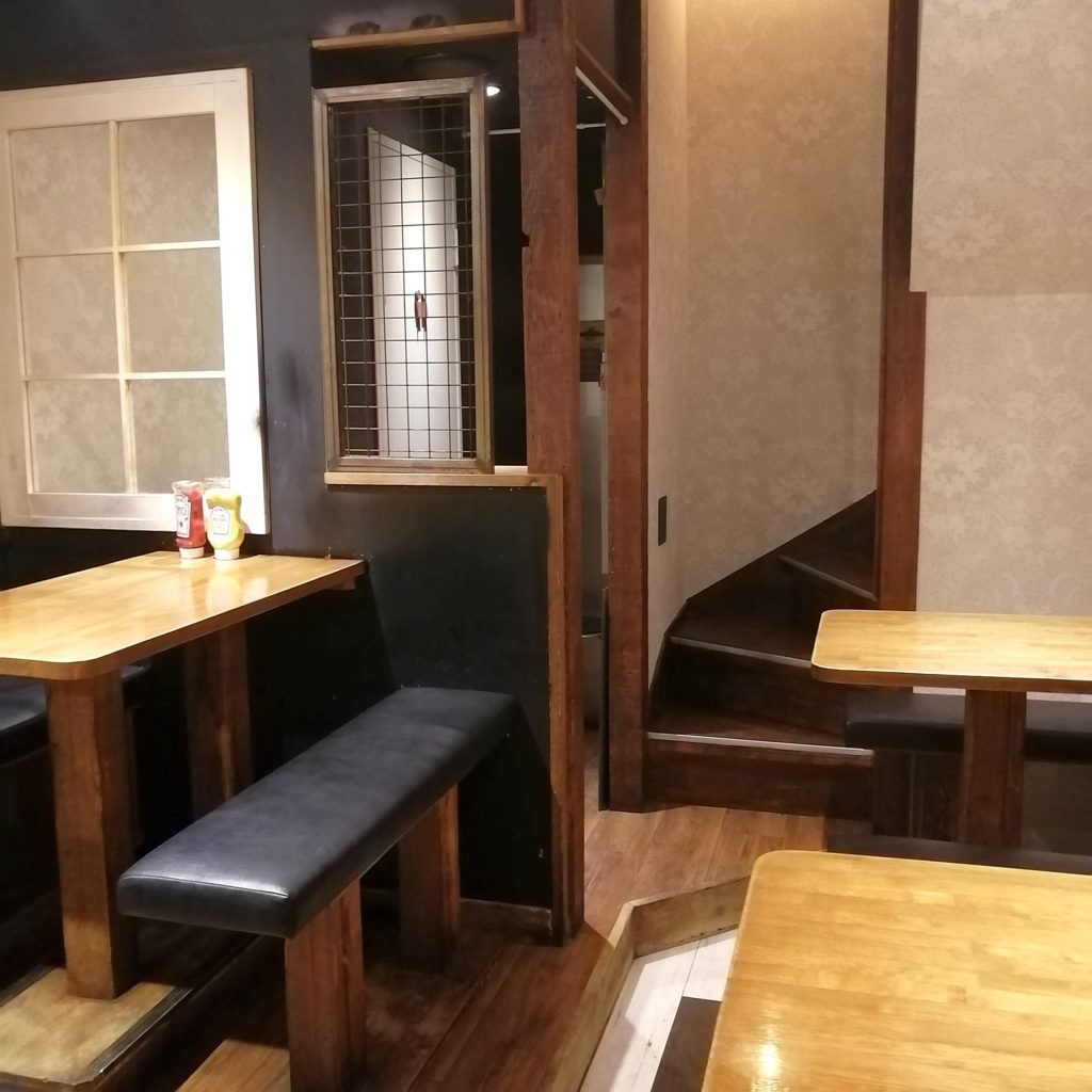 高円寺ハンバーガー「メアリーキッチン」店内・奥