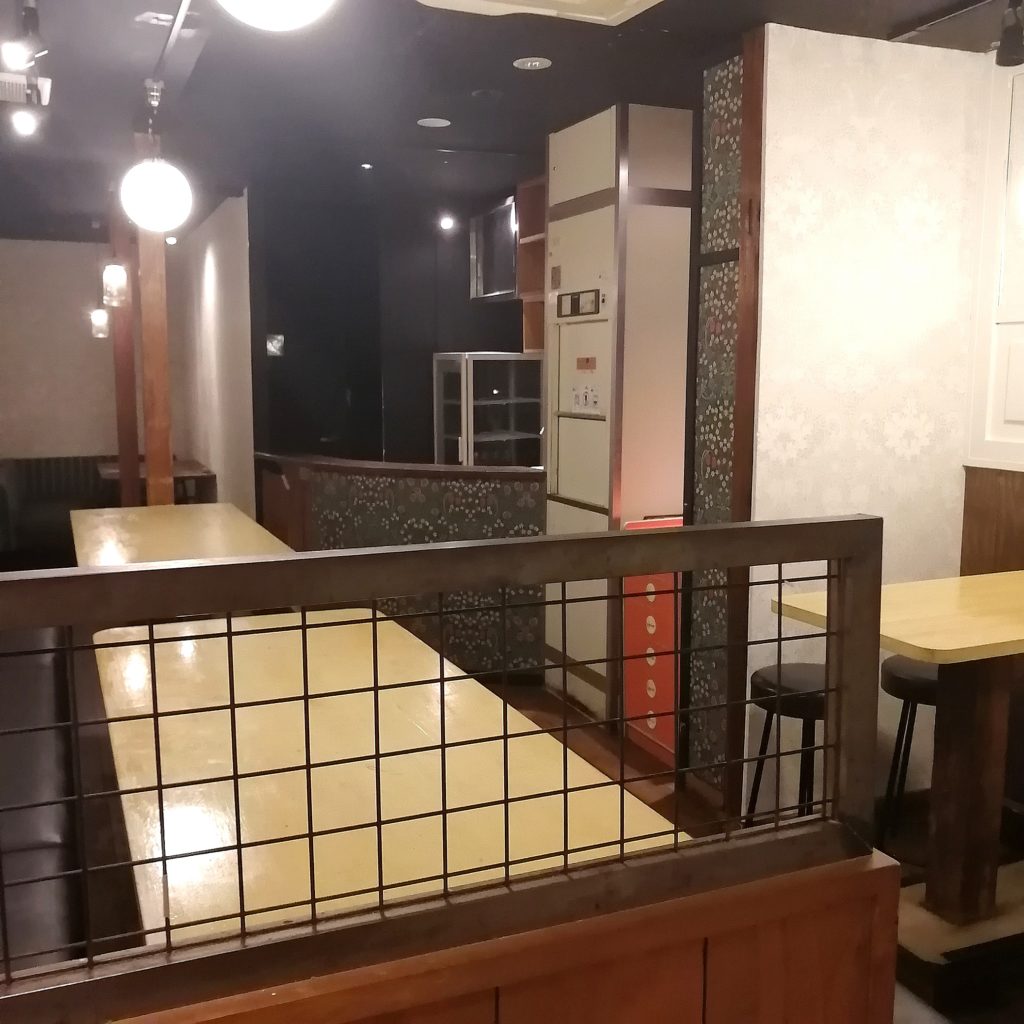 高円寺ハンバーガー「メアリーキッチン」店内・2階