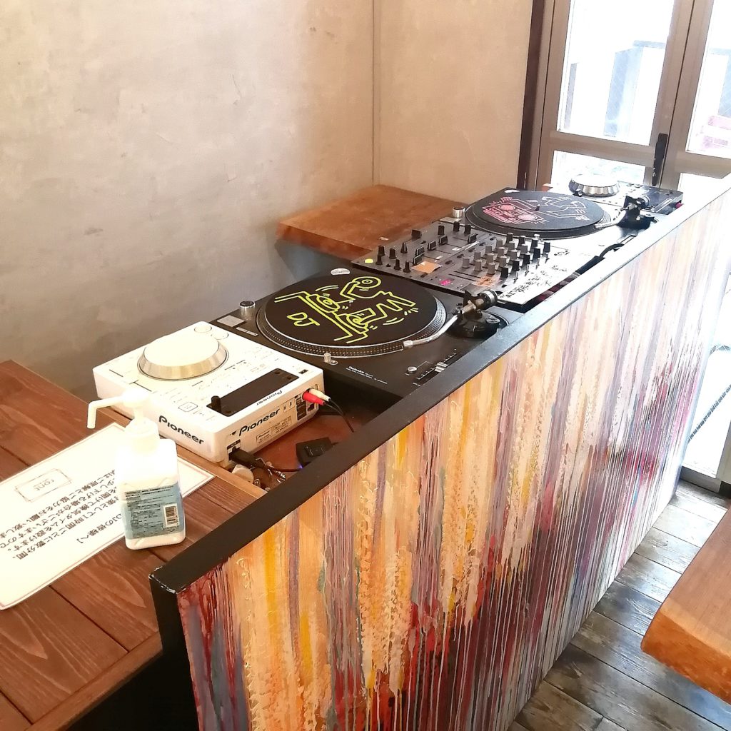 高円寺ハンバーガー「ront animare」店内・DJブース