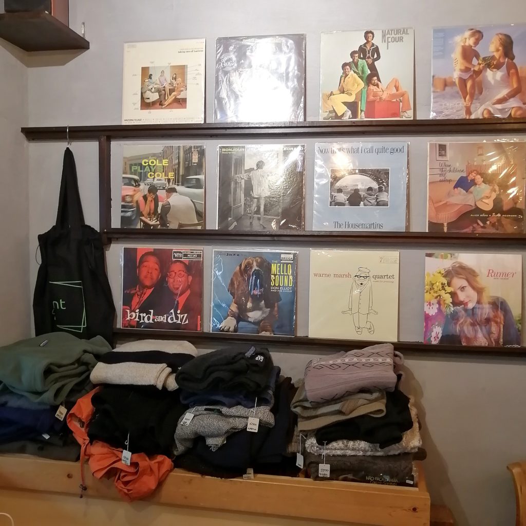 高円寺ハンバーガー「ront animare」店内・古着とレコード
